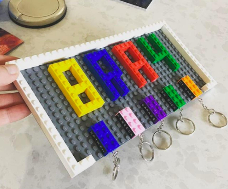 <p>Para los amantes de LEGO (y las personas que nunca encuentran las llaves) tenemos esta otra idea hechas con piezas de la mencionada marca. (Foto: Instagram / <a rel="nofollow noopener" href="https://www.instagram.com/p/BiHJzJGFo4U/" target="_blank" data-ylk="slk:@beetlebumbydesign;elm:context_link;itc:0;sec:content-canvas" class="link ">@beetlebumbydesign</a>). </p>