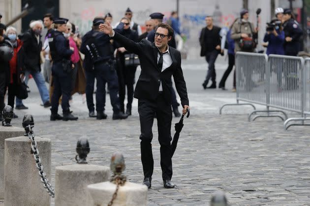 Nicolas Bedos salue la foule devant l'église Saint-Germain-des-Prés à Paris, jeudi.