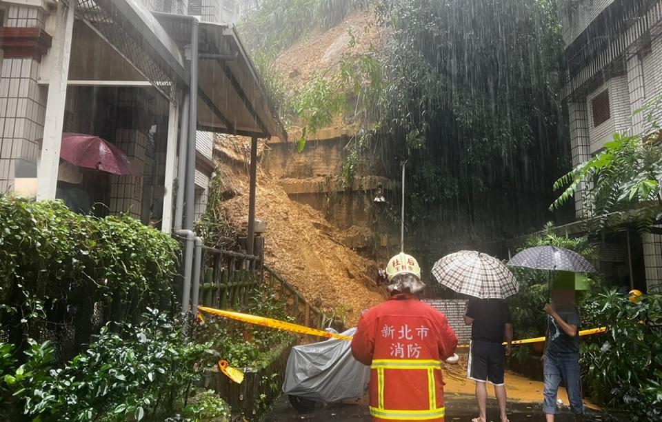 新北汐止伯爵山莊土石流 砸住家陽台11居民急撤