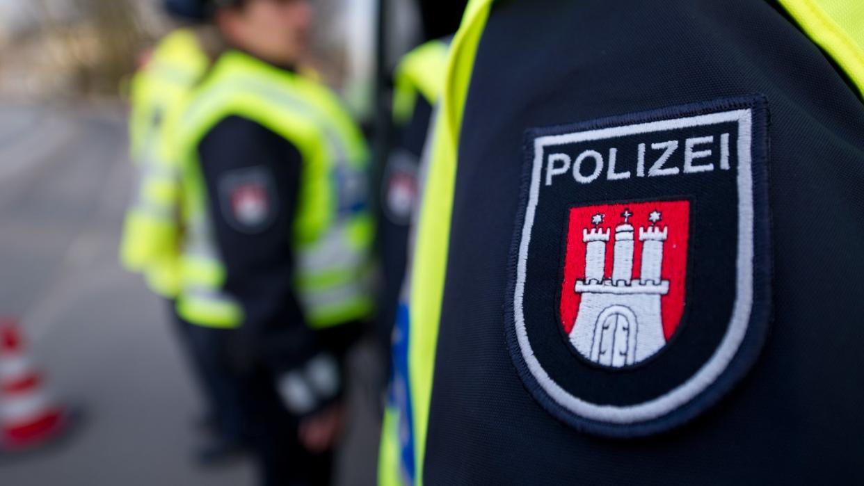 Das Wappen der Hamburger Polizei auf dem Ärmel eines Beamten. Foto: Christian Charisius