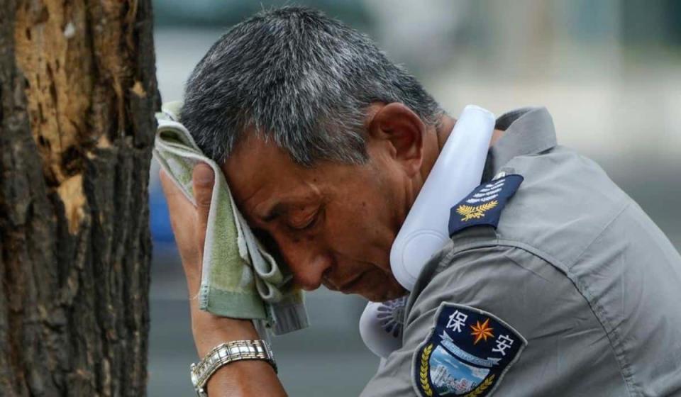 Un hombre se seca la frente sudada en China. Foto: cortesía Agencia DW.