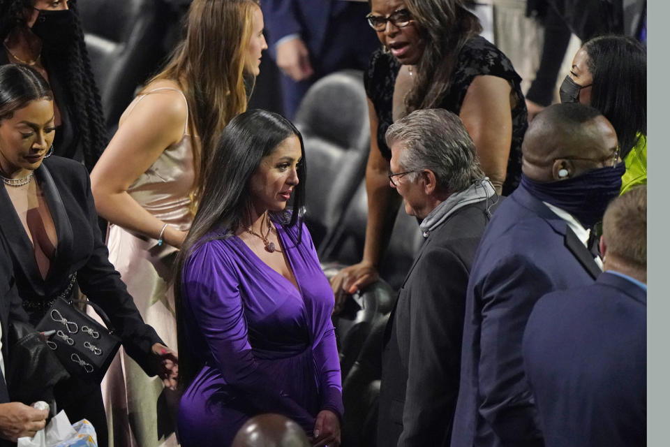 Vanessa Bryant, center, speaks to Connecticut coach Geno Auriemma, before the 2020 Basketball Hall of Fame enshrinement ceremony, Saturday, May 15, 2021, in Uncasville, Conn. She had wanted her daughter Gianna, who perished in a helicopter crash with her father Kobe Bryant, to play for Connecticut. (AP Photo/Kathy Willens)