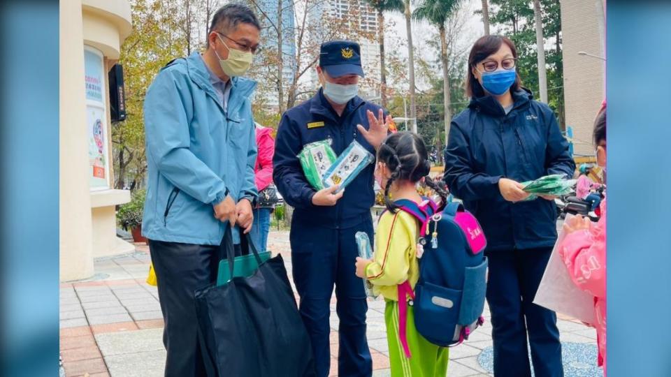 海山分局長王鴻儒送小禮物給學童們，趁機宣導交通安全知識。（圖／TVBS）