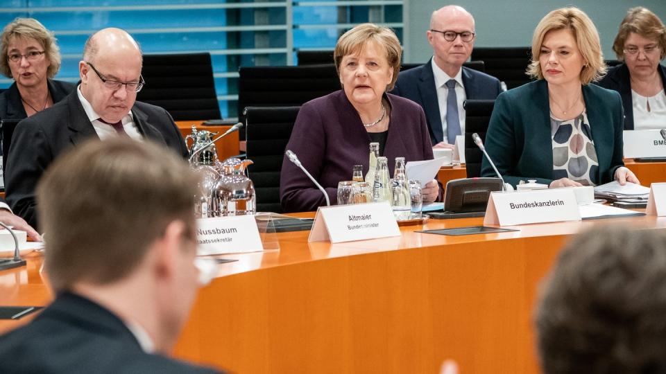 Kanzlerin Angela Merkel eröffnet zusammen mit Wirtschaftsminsiter Peter Altmaier und Landwirtschaftsministerin Julia Klöckner das Treffen mit Vertretern der Lebensmittelbranche.