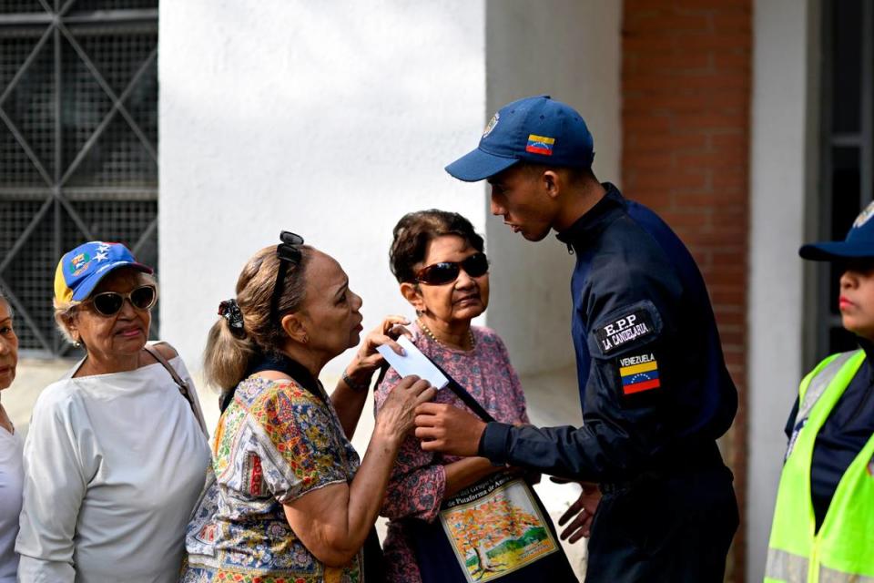 Votantes esperan para entrar a un centro electoral en Caracas, el domingo 28 de julio de 2024.