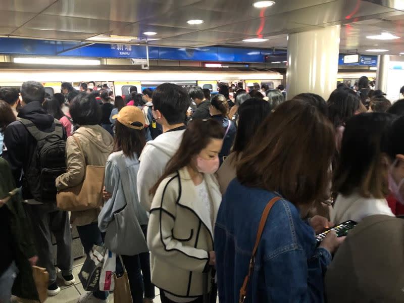  板南線今早系統異常，導致列車延誤，月台擠滿上班人潮。（圖／翻攝自我是板橋人 臉書）