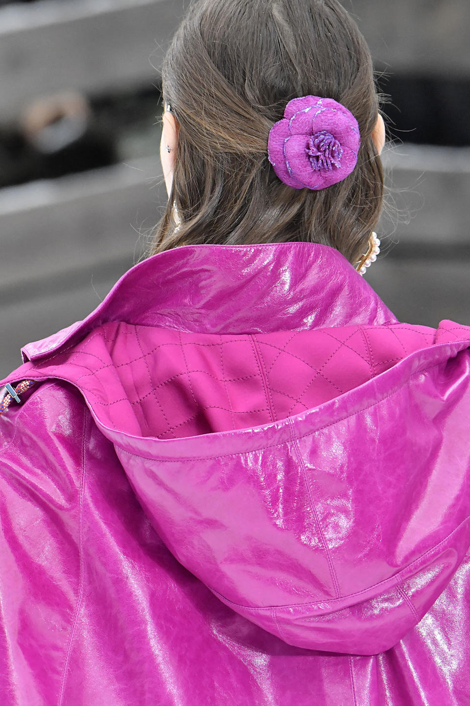 Einige Modelle hatten auch florale Elemente in den Achtziger-Farben Pink und Türkis im Haar. (Bild: Getty Images)