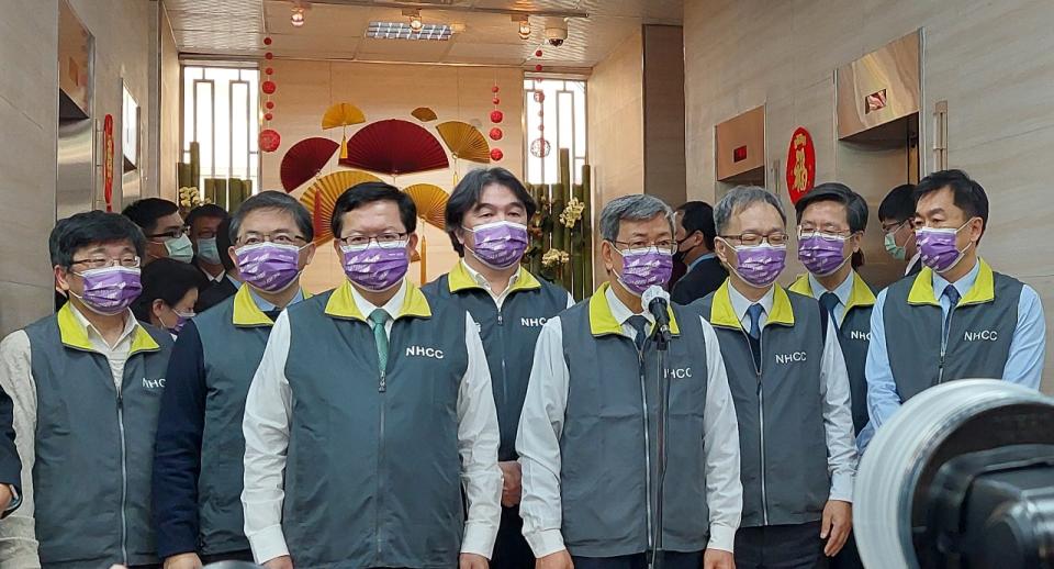 陳建仁(前排右)31日下午視察中央流行疫情指揮中心。(劉品希 攝)