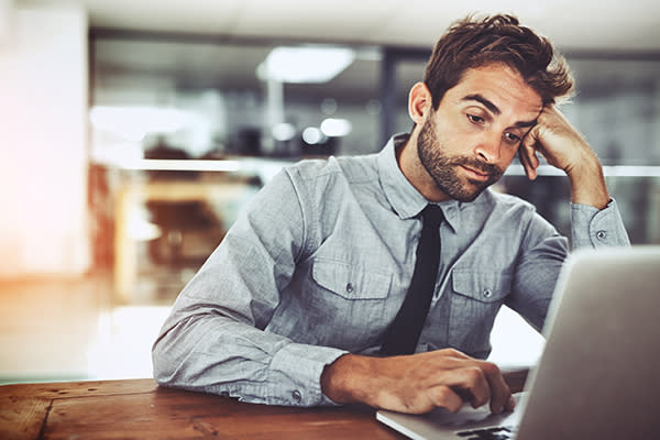 La falta de interés y motivación sería una señal de que un empleado estaría a punto de renunciar. Foto: PeopleImages / Getty Images