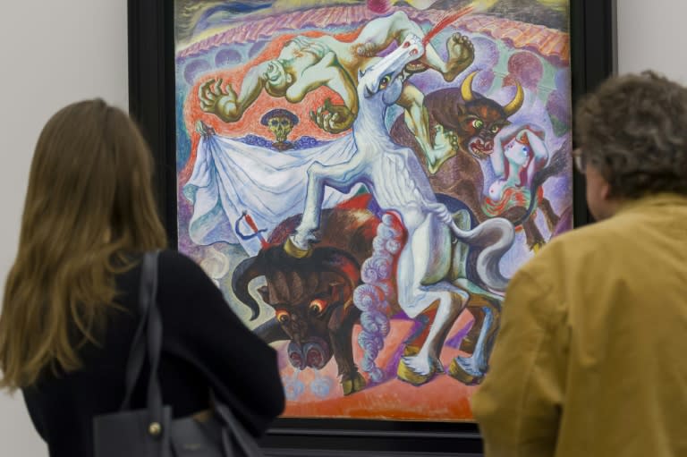 Des visiteurs devant un des tableaux de l'exposition "André Masson, il n'y a pas de monde achevé", au centre Pompidou de Metz, le 27 mars 2024 (JEAN-CHRISTOPHE VERHAEGEN)