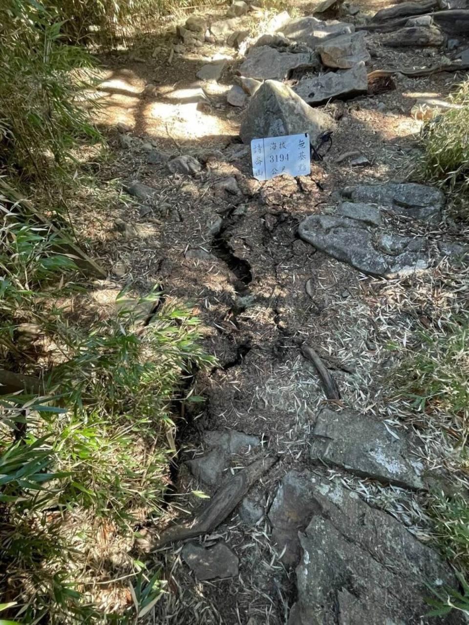 雪管處轄內高山因強震出現裂縫和崩塌，山友最好暫勿上山。（圖：雪管處提供）