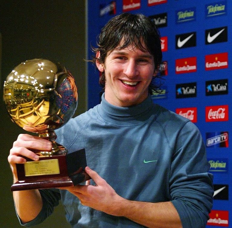 Diciembre 2005. Lionel Messi posa con el 