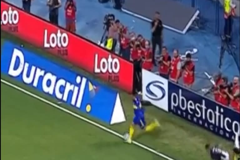 Con una rabona, Rojo evita que la pelota salga del campo