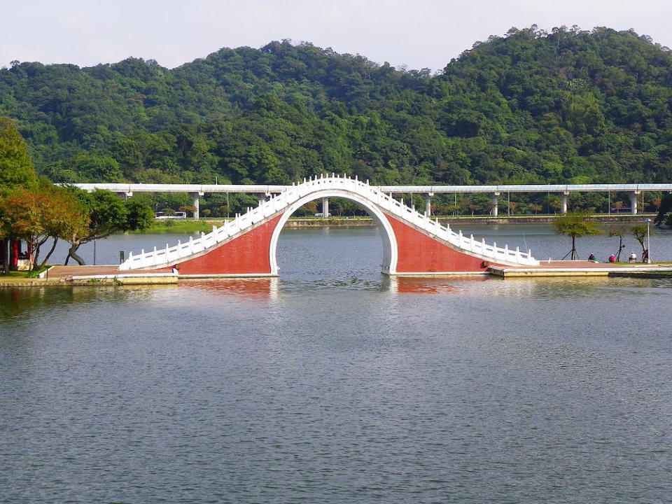 錦帶橋是公園內著名的地標（Photo via Wikimedia, by 玄史生, License: CC BY-SA 3.0，圖片來源：https://zh.wikipedia.org/wiki/File:Brocade_Belt_Bridge_in_Dahu_Park.jpg）
