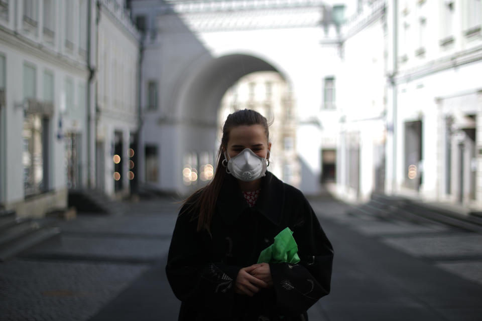 MOSCOW, RUSSIA - APRIL 29, 2020: A young girl in Tretyakovsky Proyezd Street. Russian President Vladimir Putin has expanded non-working period till May 11, 2020 to prevent the spread of the novel coronavirus. Mikhail Tereshchenko/TASS (Photo by Mikhail Tereshchenko\TASS via Getty Images)