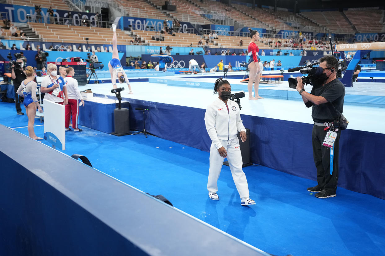 Simone Biles de Estados Unidos durante la final de gimnasia femenil por equipos en los pospuestos Juegos Olímpicos de Tokio, el martes 27 de julio de 2021. (Doug Mills/The New York Times)