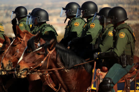 Agents of El Paso Sector U. S. Border Patrol conduct a Mobile Field Force training exercise in the Anapra area of Sunland Park, New Mexico, as seen from the Mexican side of the border in Ciudad Juarez, Mexico January 31, 2019. REUTERS/Jose Luis Gonzalez