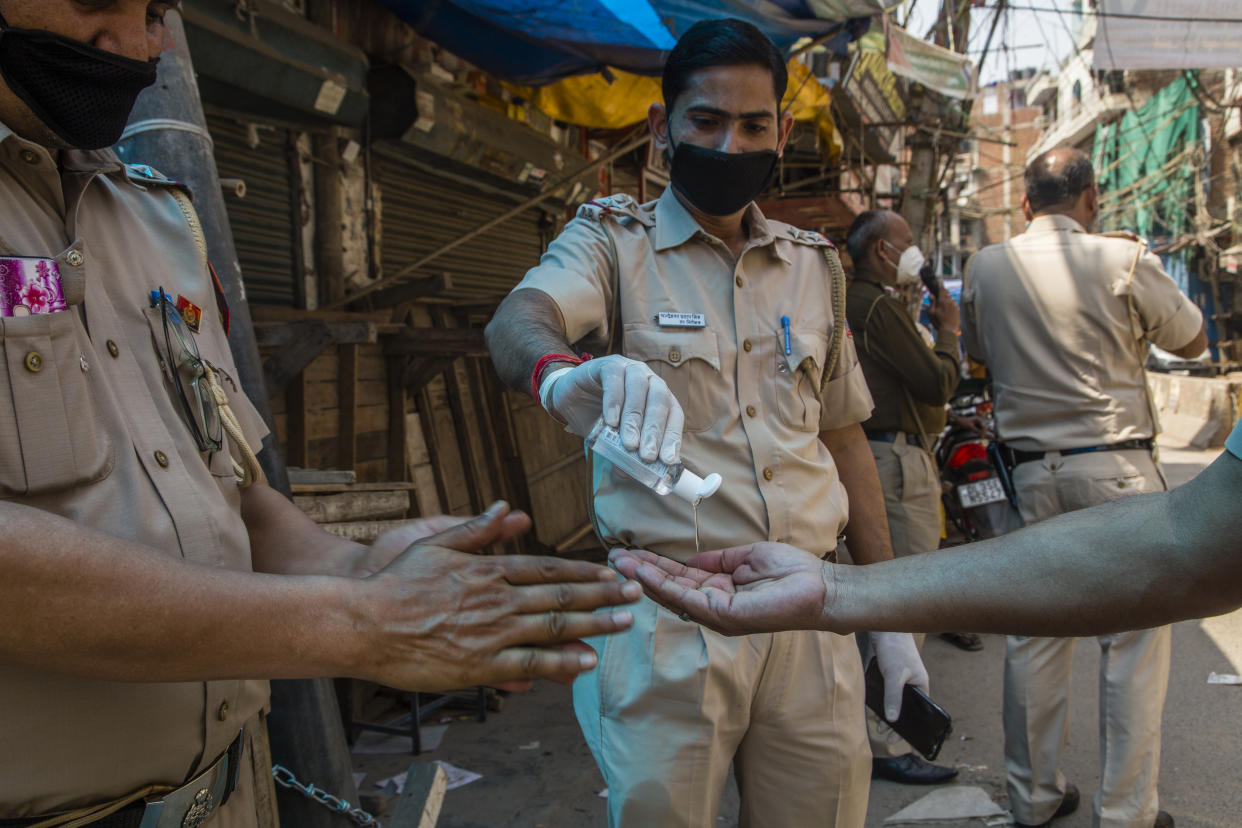 Des policiers se lavent les mains (Photo by Yawar Nazir/Getty Images)