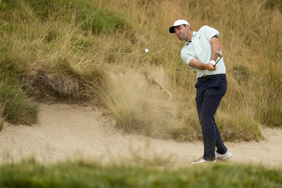 Scottie Scheffler hits from the bunker on the eighth hole during the first round of the U.S. Open golf tournament at Los Angeles Country Club on Thursday, June 15, 2023, in Los Angeles. (AP Photo/George Walker IV)