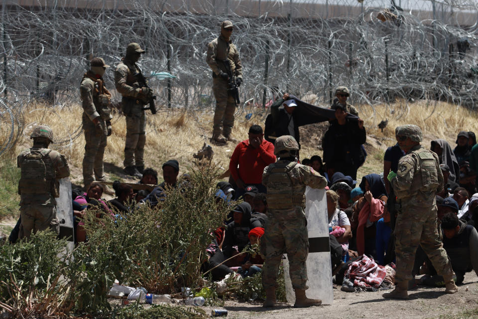 Fuerzas de seguridad estadounidenses impiden que los migrantes que llegan a la frontera crucen a EE.UU. mientras las autoridades mexicanas invitan a los migrantes a refugiarse en Ciudad Juárez, México, el 17 de abril de 2024. (Foto de Christian Torres/Anadolu vía Getty Images)