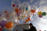 A man sells balloons during celebrations for Christmas in central Minsk December 25, 2013. REUTERS/Vasily Fedosenko (BELARUS - Tags: SOCIETY)