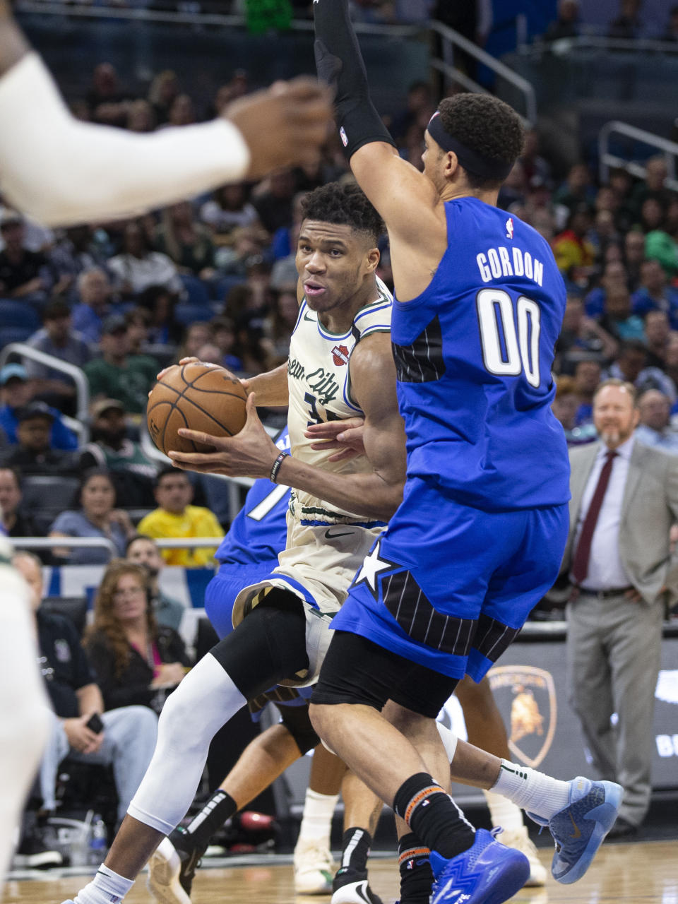 Giannis Antetokounmpo (centro) de los Bucks de Milwaukee penetra a la canasta ante Aaron Gordon del Magic de Orlando, el sábado 8 de febrero de 2020. (AP Foto/Willie J. Allen Jr.)