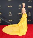 <p>La actriz criada en Argentina se coronó como la reina de la alfombra roja con este impactante diseño de <strong>Dior Couture</strong>. Un vestido satinado de cuello halter en color champagne acompañado de un chal XXL en tono amarillo intenso. Consiguió el máximo glamour del Hollywood dorado con un elaborado moño, joyas de <strong>Cartier</strong> y un labial rojo, también de Dior, que era el tono favorito de <strong>Grace Kelly. </strong></p>