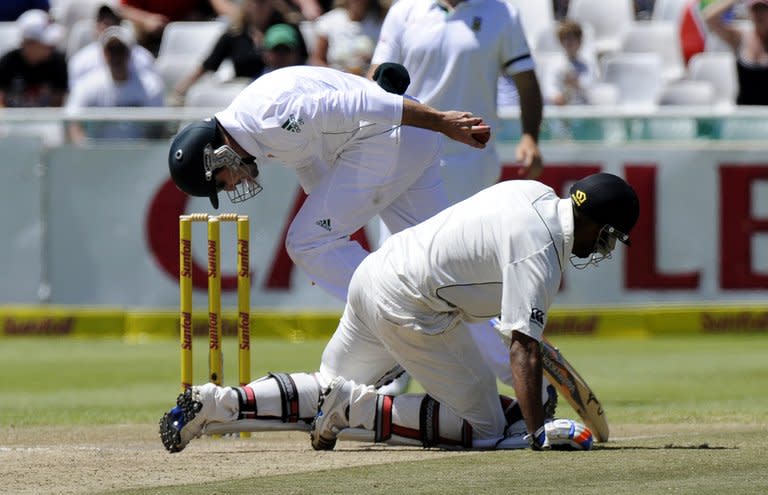 South Africa's Dean Elgar (L) tries to run out New Zealand batsman Jeetan Patel in the first Test in Cape Town on January 4, 2013. New Zealand were blown away for 45 in the first innings of the first Test on the way to defeat by an innings and 27 runs