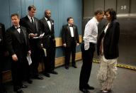 <p>Als sie während des Balls zum Amtsantritt 2009 einen kurzen ungestörten Moment in einem Lastenaufzug hatten und Barack Michelle sein Jackett lieh. <i>[Bild: The White House/Pete Souza]</i></p>