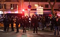 Aux alentours de 18h30, des incidents entre supporters parisiens et supporters turcs ont éclaté porte de Saint-Cloud. Des échauffourées sans gravité qui ont été calmées par l'intervention rapide des forces de l'ordre. (crédit AFP)