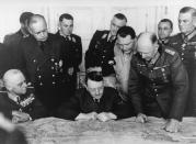 Döme Sztójay, a la izquierda de Hitler en la imagen durante una reunión con el dictador alemán en 1944, se convirtió en el líder títere de Hungría tras la invasión nazi (oficialmente el presidente era Miklós Horthy). Estuvo seis meses en el cargo en los que se enviaron casi medio millón de judíos del país a campos de concentración. (Foto: ullstein bild / Getty Images).