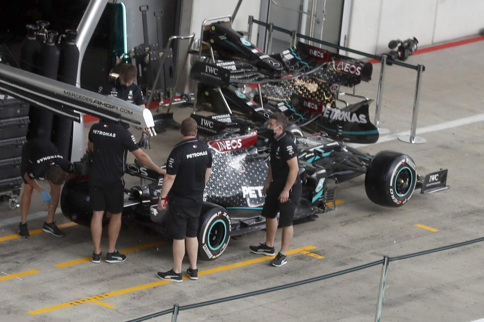 Los mecánicos de Mercedes revisan el monoplaza de Lewis Hamilton en el circuito Red Bull Ring en Spielberg, Austria, el jueves 2 de julio de 2020. La GP de Austria se disputará el domingo. (AP Foto/Darko Bandic)