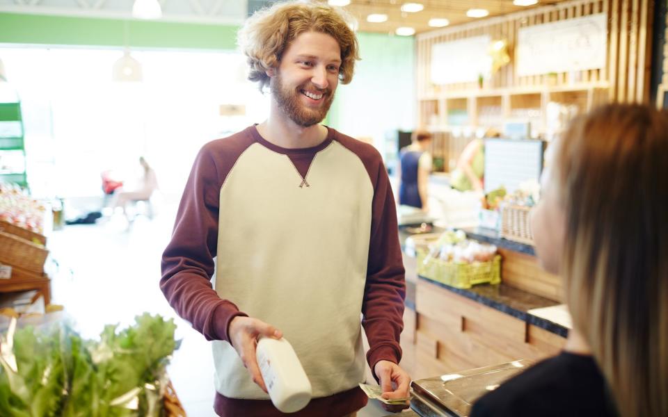 <p>Inzwischen findet sich Hafermilch in jedem gut sortierten Supermarktregal, sucht man hingegen Hirse- oder Dinkelmilch, wird man meist nur in Bioläden fündig. Pluspunkt: Grundsätzlich enthalten Getreidedrinks weniger Kalorien und Fett als Vollmilch. (Bild: iStock / shironosov)</p> 