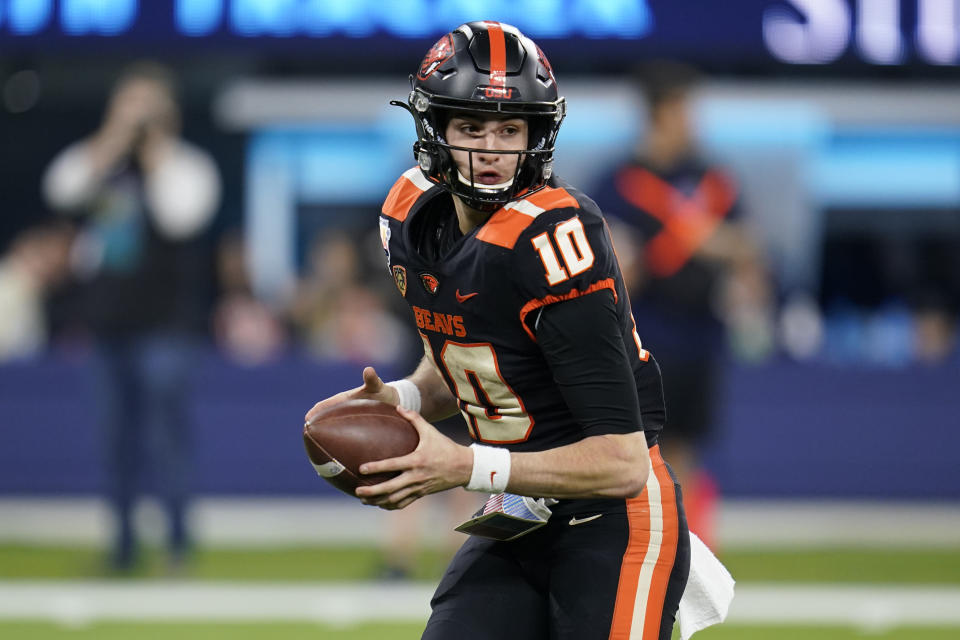 FILE - Oregon State quarterback Chance Nolan (10) looks for a receiver during the second half of the LA Bowl NCAA college football game against Utah State in Inglewood, Calif., on Dec. 18, 2021. Nolan, a redshirt junior, started in 12 games for the Beavers last season, throwing 2,677 yards for 19 touchdowns. He had a 64.2% completion rate. (AP Photo/Ashley Landis, File)