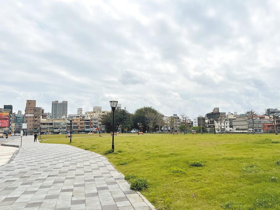 新竹市議員林彥甫指出，新竹市公園、綠地認養率過低，盼增加誘因提高認養率，減輕市府工務負擔。（王惠慧攝）