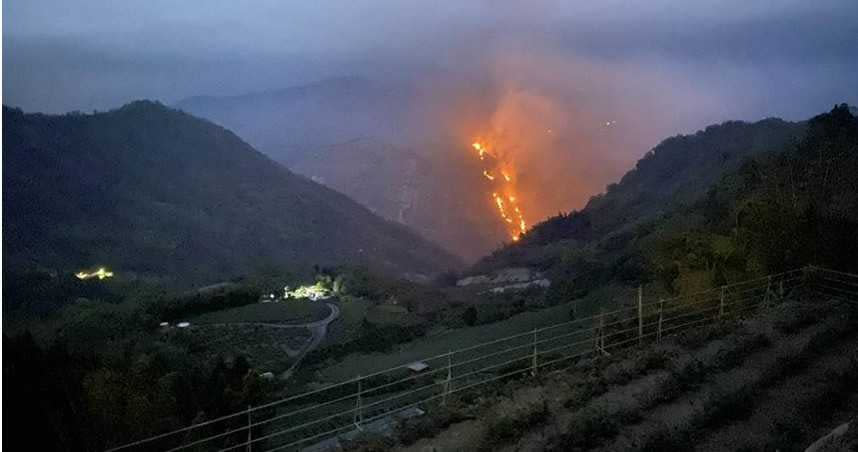 大阿里山區再傳森林大火，10日傍晚傳出大埔113事業林班地，即俗稱番路鄉隙頂象山竄出火苗。（圖／嘉義縣消防局提供）