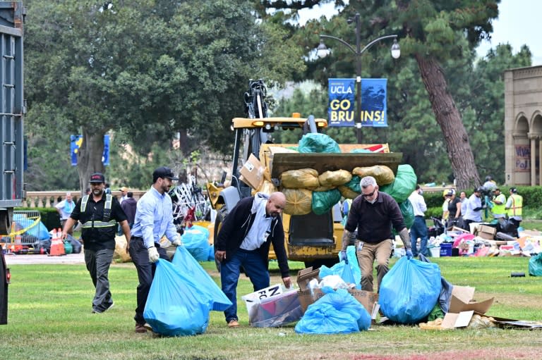 Unos trabajadores limpian el campus de la Universidad de California Los Ángeles (UCLA) el 2 de mayo de 2024, tras la evacuación de los estudiantes propalestinos (Frederic J. Brown)