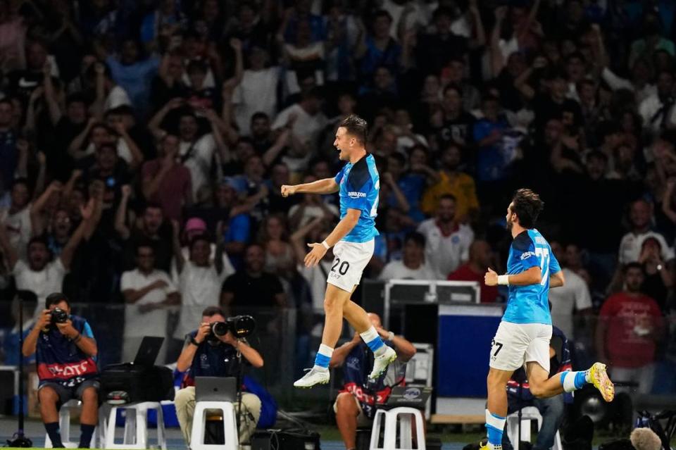 El jugador del Napoli Piotr Zielinski celebra tras anotar un gol en el partido contra el Liverpool en la Liga de Campeones, celebrado el 7 de septiembre de 2022 en Nápoles, Italia.