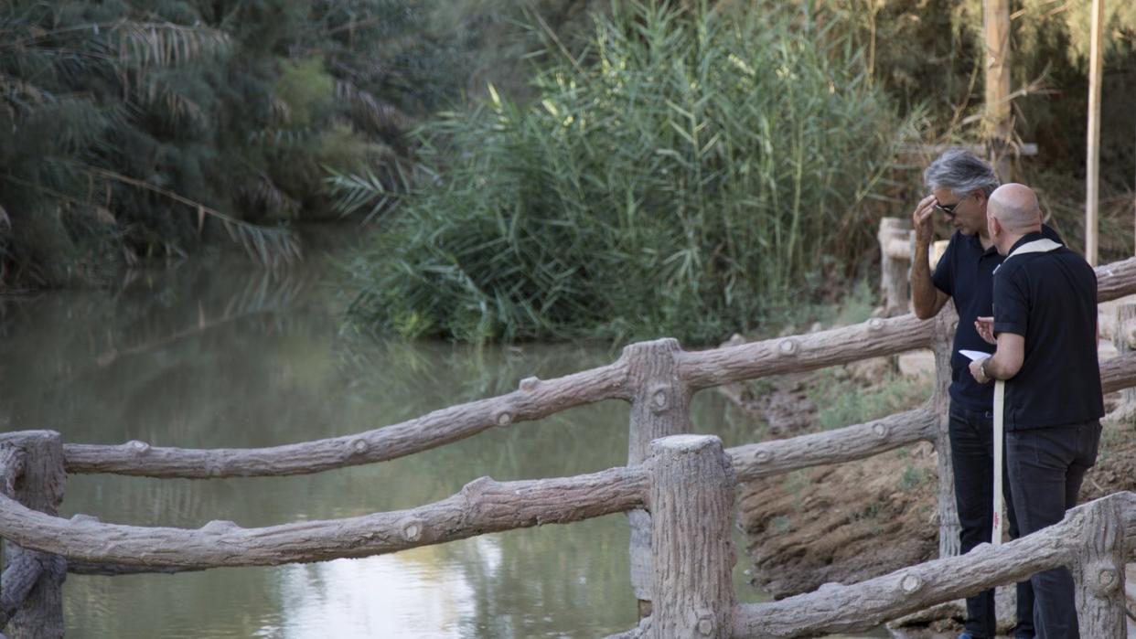 Andrea Bocelli betet in Begleitung eines Priesters am Jordan. Foto: Elena Boffetta/Jordan Tourism Board