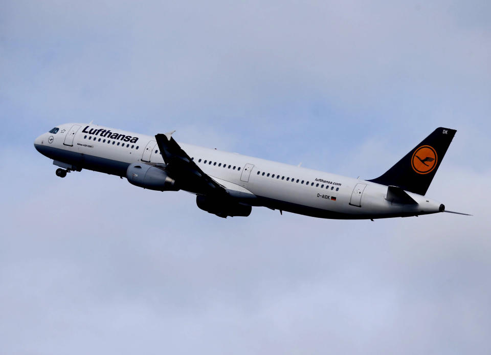 An Bord aller Lufthansa-Maschinen gibt es so genannte „Crew Rest Areas“. (Symbolbild: AP Photo/Frank Augstein)