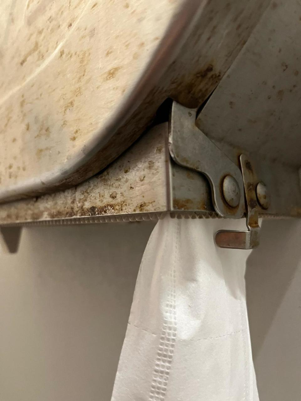 廁紙箱鏽漬緊貼紙巾，員工擔心使用時有健康風險。