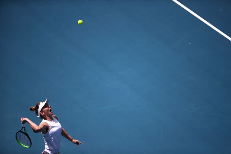 Foto del lunes de la tenista rumana Simona Halep durante su partido ante la belga Elise Mertens en el Abierto de Australia