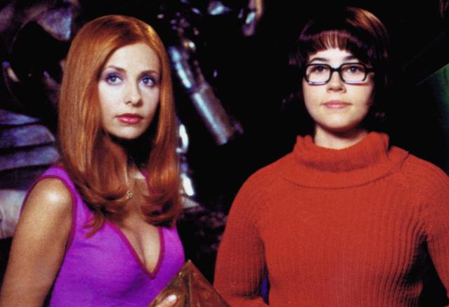 Sarah Michelle Gellar Says Daphne and Velma Had a 'Steamy' Kiss Scene That  Was Cut from Scooby-Doo