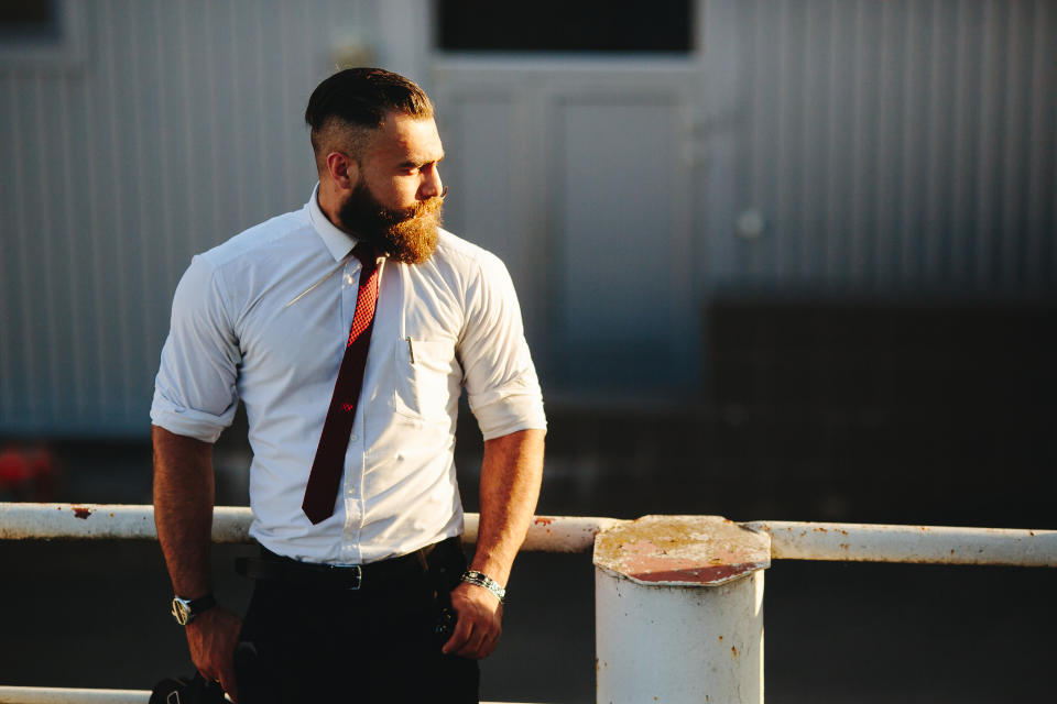 <p>Sí que puedes llevar una camisa con corbata, pero evita que esta sea de colores o patrones demasiado llamativos. Mucho mejor tonos más clásicos como el rojo, el azul o el gris. (Foto: Freepik). </p>