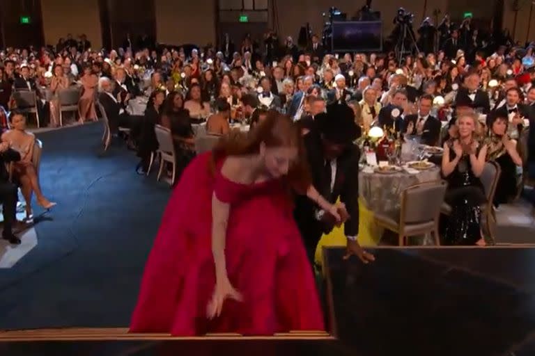 Jessica Chastain se tropezó al subir a recibir el galardón