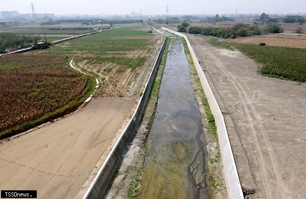 南市水利局爭取經費推動新營治水工作，施作雨水下水道箱涵及擴寬鹽水排水瓶頸，提升防洪能力。（記者李嘉祥攝）