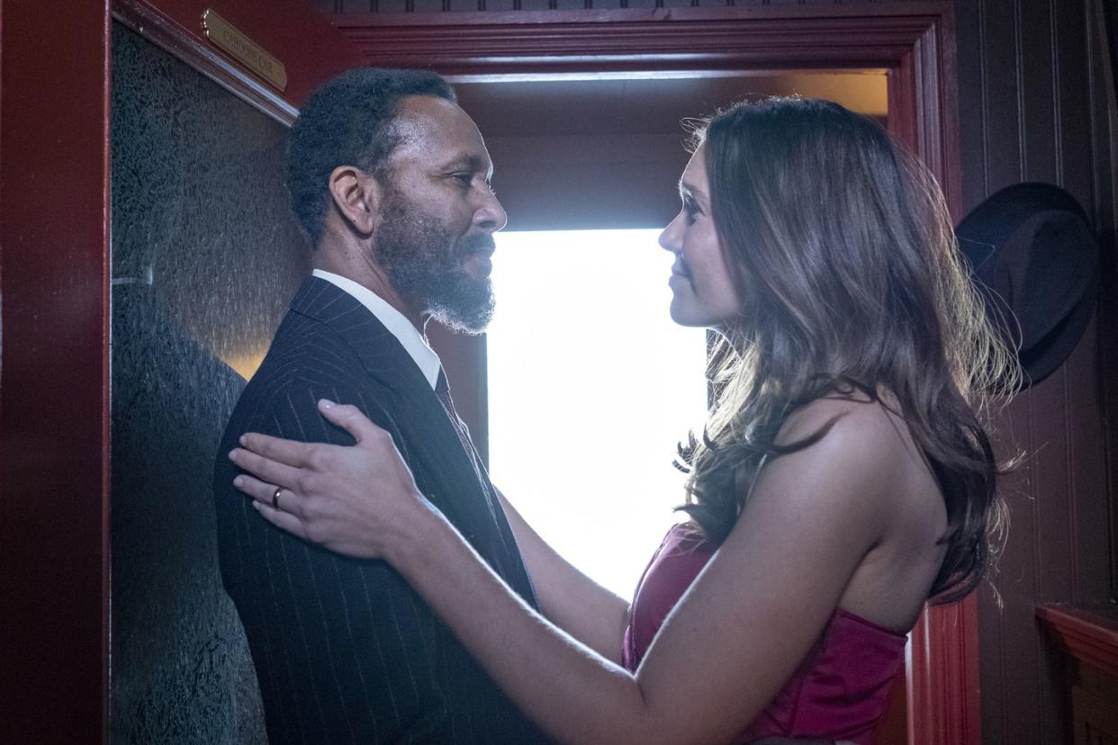 this is us the train episode 617 pictured l r ron cephas jones as william, mandy moore as rebecca photo