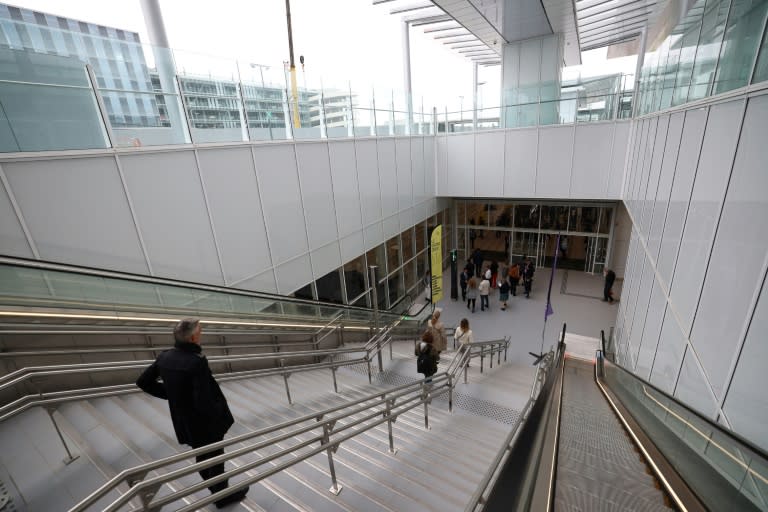 Pasajeros entran en la nueva estación de metro del aeropuerto de Orly (sur de París), recién inaugurada para los Juegos Olímpicos, el 19 de junio de 2024 (Emmanuel DUNAND)