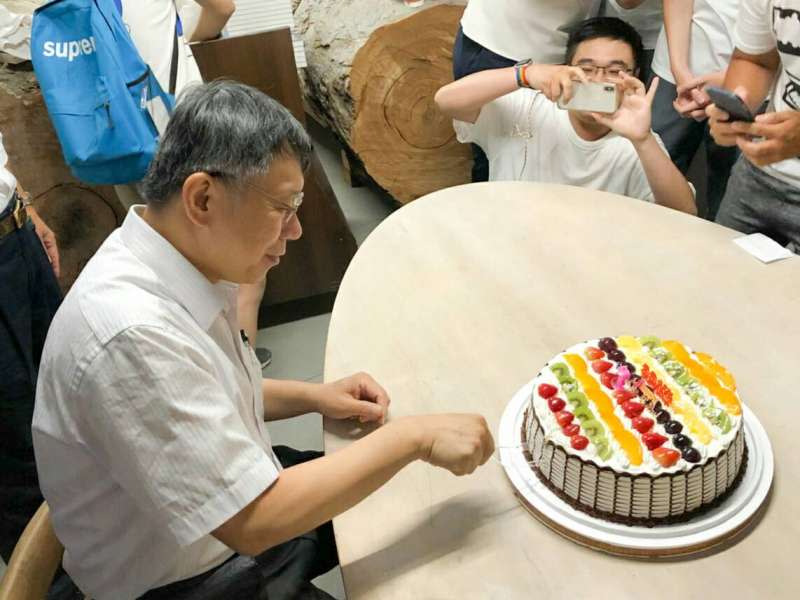 20180804-台北市長柯文哲4日南下台南，舉辦《光榮城市》簽書會，簽書會結束後，後援會粉絲私下為8月6日生日的柯文哲準備蛋糕慶生。（讀者提供）