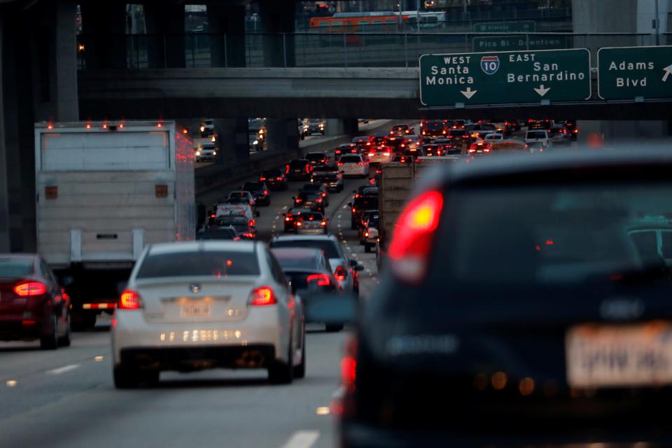 FILE PHOTO: Morning commuters travel in rush hour traffic towards Los Angeles, California, U.S., March 20, 2019.  REUTERS/Mike Blake/File Photo